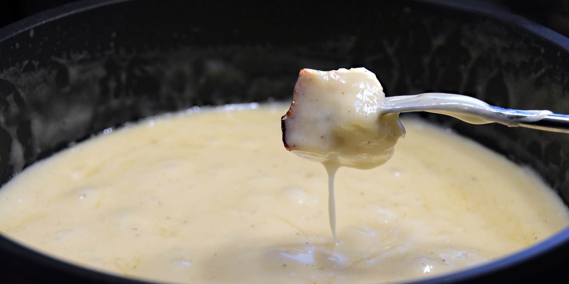 kaesefondue-gabel-brot aufgespießtes brot in Käse