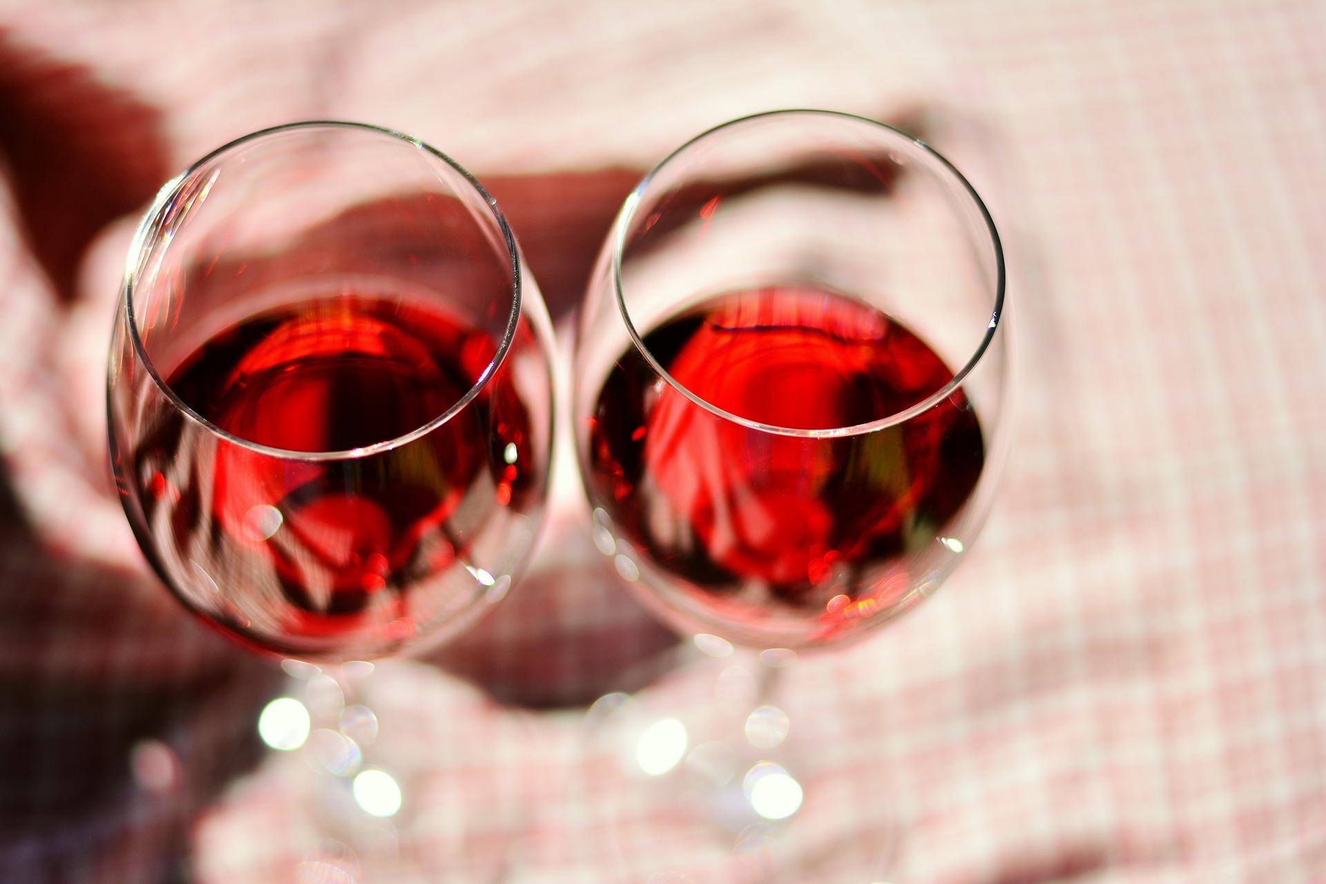 zwei gläser mit rotwein