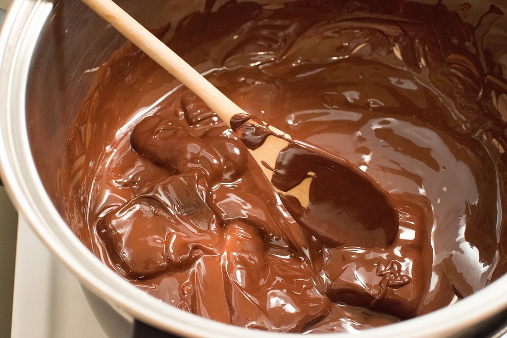 geschmolzene schokolade im Edelstahltopf